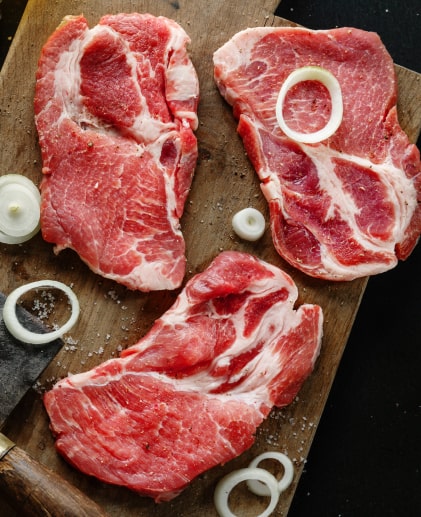 Brochetas de carne magra troceada marinada listas para la parrilla o barbacoa.